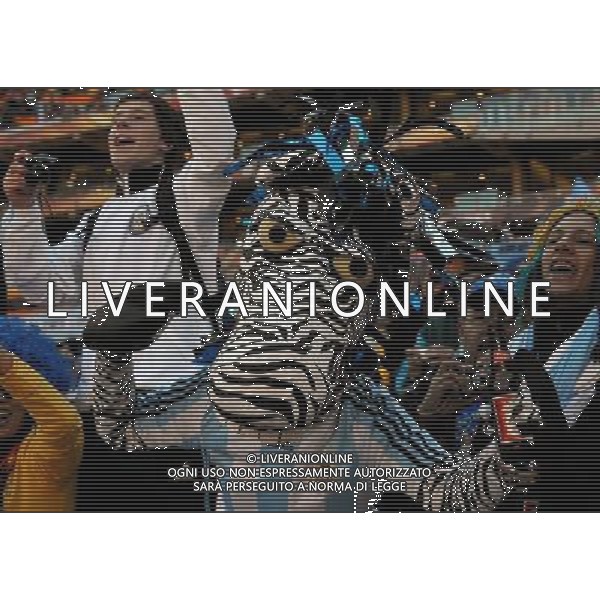 (100617) -- JOHANNESBURG, June 17, 2010 -- Argentine supporters cheer prio to a 2010 World Cup Group B match between Argentina and South Korea at the Soccer City stadium in Soweto, suburban Johannesburg, South Africa, on June 17, 2010. Wang Yuguo) (zc) ©Photoshot/Agenzia Aldo Liverani Sas - ITALY ONLY - ARGENTINA - COREA DEL SUD FIFA WORLD CUP CAMPIONATI MONDIALI SUD AFRICA 2010