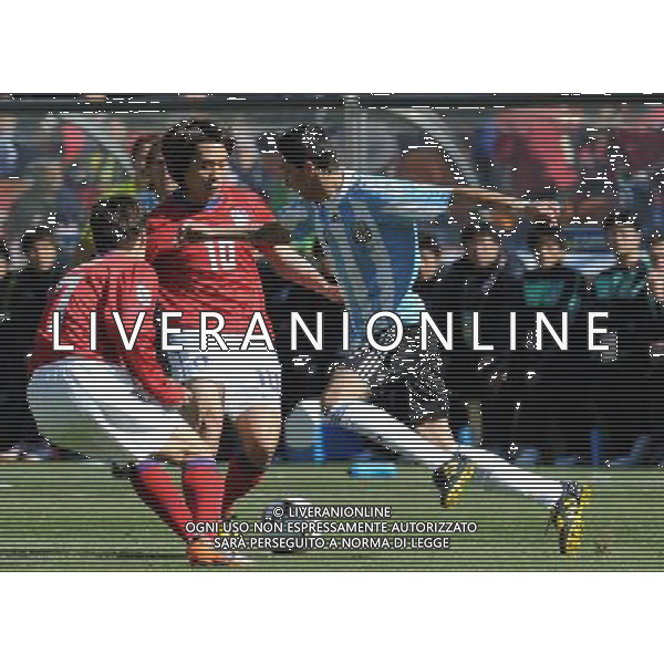 (100617) -- JOHANNESBURG, June 17, 2010 -- Argentina\'s Angel Di Maria (R) vies for the ball against South Korea\'s Park Ji-Sung (L) and Park Chu-Young during a 2010 World Cup Group B match between Argentina and South Korea at the Soccer City stadium in Soweto, suburban Johannesburg, South Africa, on June 17, 2010. Wang Yuguo) (zc) ©Photoshot/Agenzia Aldo Liverani Sas - ITALY ONLY - ARGENTINA - COREA DEL SUD FIFA WORLD CUP CAMPIONATI MONDIALI SUD AFRICA 2010