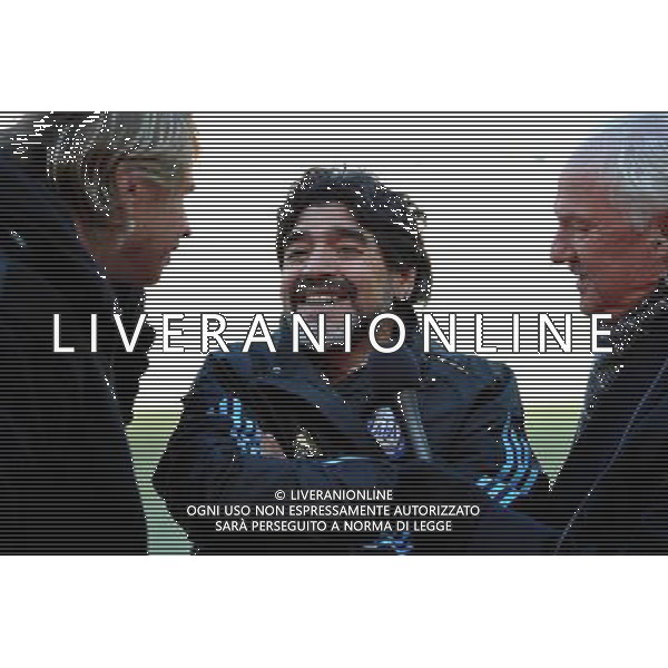(100617) -- JOHANNESBURG, June 17, 2010 -- Diego Maradona (C), head coach of Argentina, is interviewed prior to a 2010 World Cup Group B match between Argentina and South Korea at the Soccer City stadium in Soweto, suburban Johannesburg, South Africa, on June 17, 2010. Wang Yuguo) (zc) ©Photoshot/Agenzia Aldo Liverani Sas - ITALY ONLY - ARGENTINA - COREA DEL SUD FIFA WORLD CUP CAMPIONATI MONDIALI SUD AFRICA 2010