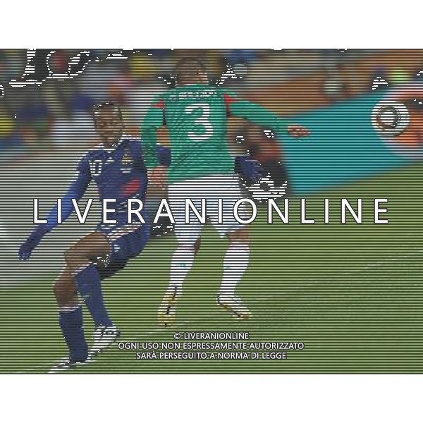 (100618) -- POLOKWANE, June 18, 2010 -- France\'s Sidney Govou (L) vies with Mexico\'s Carlos Salcido during a 2010 World Cup Group A match at the Peter Mokaba stadium in Polokwan, South Africa, on June 17, 2010. Li Ga) (kh) ©Photoshot/Agenzia Aldo Liverani Sas - ITALY ONLY - FRANCIA - MESSICO FIFA WORLD CUP CAMPIONATI MONDIALI SUD AFRICA 2010