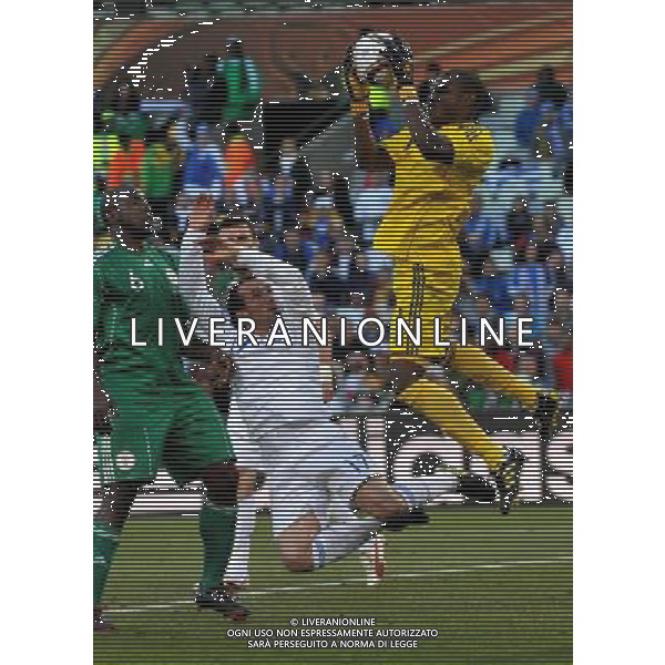(100617) -- BLOEMFONTEIN, June 17, 2010 -- Nigeria\'s goalkeeper Vincent Enyeama (R) jumps for the ball during a 2010 World Cup Group B match between Greece and Nigeria at the Free State Stadium in Bloemfontein, South Africa, on June 17, 2010. Xu Suhui) (zc) ©Photoshot/Agenzia Aldo Liverani Sas - ITALY ONLY - GRECIA - NIGERIA FIFA WORLD CUP CAMPIONATI MONDIALI SUD AFRICA 2010