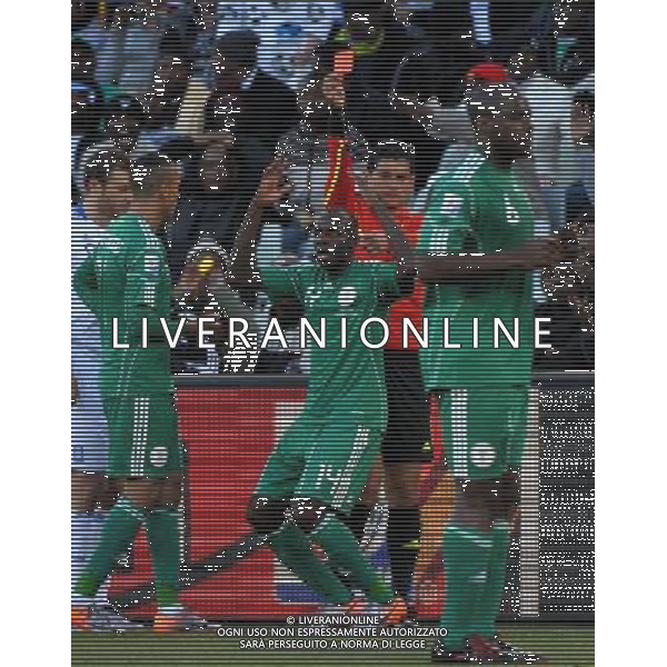 (100617) -- BLOEMFONTEIN, June 17, 2010 -- Nigeria\'s Sani Kaita (C) reacts as referee Oscar Ruiz shows him a red card during a 2010 World Cup Group B match between Greece and Nigeria at the Free State Stadium in Bloemfontein, South Africa, on June 17, 2010. Xu Suhui) ©Photoshot/Agenzia Aldo Liverani Sas - ITALY ONLY - GRECIA - NIGERIA FIFA WORLD CUP CAMPIONATI MONDIALI SUD AFRICA 2010