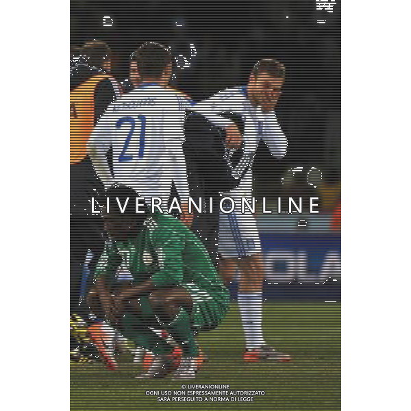 (100617) -- BLOEMFONTEIN, June 17, 2010 -- Nigeria\'s Dickson Etuhu (Front) looks depressed after a 2010 World Cup Group B match between Greece and Nigeria at the Free State Stadium in Bloemfontein, South Africa, on June 17, 2010. Greece beat Nigeria 2-1. Xu Suhui) (zc) ©Photoshot/Agenzia Aldo Liverani Sas - ITALY ONLY - GRECIA - NIGERIA FIFA WORLD CUP CAMPIONATI MONDIALI SUD AFRICA 2010