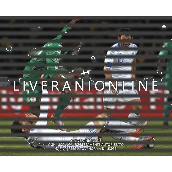(100617) -- BLOEMFONTEIN, June 17, 2010 -- Greece\'s Kostas Katsouranis (Bottom) vies with Nigeria\'s Dickson Etuhu during a 2010 World Cup Group B match between Greece and Nigeria at the Free State Stadium in Bloemfontein, South Africa, on June 17, 2010. Greece beat Nigeria 2-1. Xu Suhui) (zc) ©Photoshot/Agenzia Aldo Liverani Sas - ITALY ONLY - GRECIA - NIGERIA FIFA WORLD CUP CAMPIONATI MONDIALI SUD AFRICA 2010