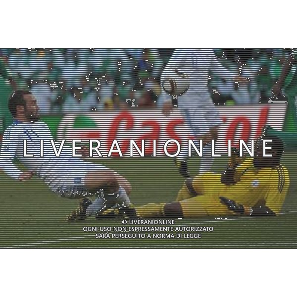 (100617) -- BLOEMFONTEIN, June 17, 2010 -- Greece\'s Dimitrios Salpingidis (L) shoots during a 2010 World Cup Group B match between Greece and Nigeria at the Free State Stadium in Bloemfontein, South Africa, on June 17, 2010. Greece beat Nigeria 2-1. Xu Suhui) (zc) ©Photoshot/Agenzia Aldo Liverani Sas - ITALY ONLY - GRECIA - NIGERIA FIFA WORLD CUP CAMPIONATI MONDIALI SUD AFRICA 2010