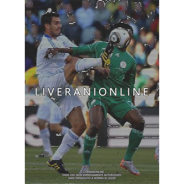 (100617) -- BLOEMFONTEIN, June 17, 2010 -- Greece\'s Alexandros Tziolis (L) vies with Nigeria\'s Dickson Etuhu during a 2010 World Cup Group B match between Greece and Nigeria at the Free State Stadium in Bloemfontein, South Africa, on June 17, 2010. Greece beat Nigeria 2-1. Xu Suhui) (zc) ©Photoshot/Agenzia Aldo Liverani Sas - ITALY ONLY - GRECIA - NIGERIA FIFA WORLD CUP CAMPIONATI MONDIALI SUD AFRICA 2010