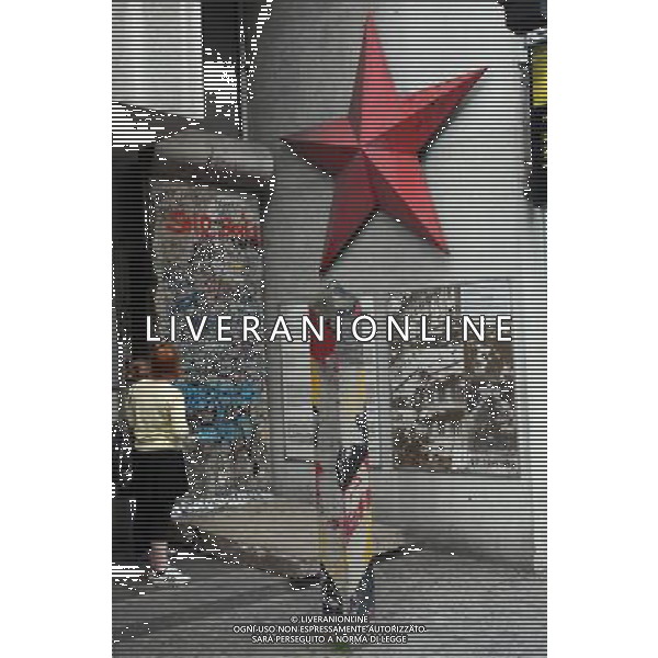 BERLINO 185/06/2010 NELLA FOTO IL MURO DI BERLINO CHECKPOINT CHARLIE FOT. PIOTR KUCZA/NEWSPIX.PL-AG ALDO LIVERANI ONLY ITALY