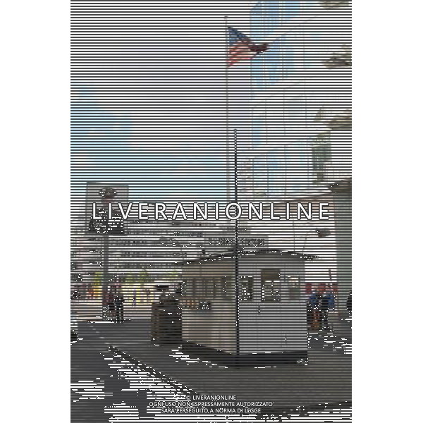 BERLINO 185/06/2010 NELLA FOTO IL MURO DI BERLINO CHECKPOINT CHARLIE FOT. PIOTR KUCZA/NEWSPIX.PL-AG ALDO LIVERANI ONLY ITALY