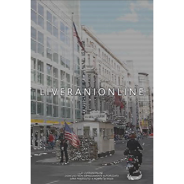 BERLINO 18/06/2010 NELLA FOTO IL MURO DI BERLINO CHECKPOINT CHARLIE FOT. PIOTR KUCZA/NEWSPIX.PL-AG ALDO LIVERANI ONLY ITALY