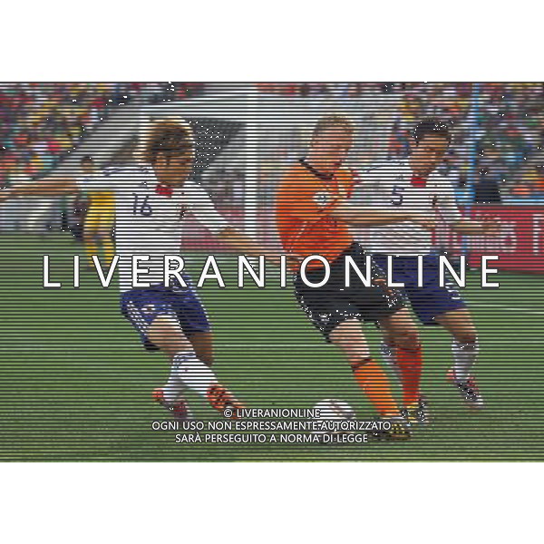 CALCIO SPORT 19.06.2010 coppa del mondo WM 2010 Sudafrica olanda giappone 2010 FIFA WORLD CUP SOUTH AFRICA, Match 25, NED-JPN, Netherlands-Japan, Niederlande, Holland-Japan, nella foto Yoshito OKUBO, JPN, links, Yuto NAGATOMO, JPN, rechts gegen Dirk KUYT ph firo/ AG ALDO LIVERANI SAS ITALY ONLY