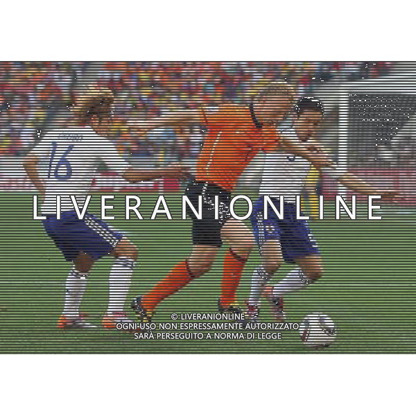 CALCIO SPORT 19.06.2010 coppa del mondo WM 2010 Sudafrica olanda giappone 2010 FIFA WORLD CUP SOUTH AFRICA, Match 25, NED-JPN, Netherlands-Japan, Niederlande, Holland-Japan, nella foto Yoshito OKUBO, JPN, Yuto NAGATOMO, JPN, rechts Dirk KUYT ph firo/ AG ALDO LIVERANI SAS ITALY ONLY