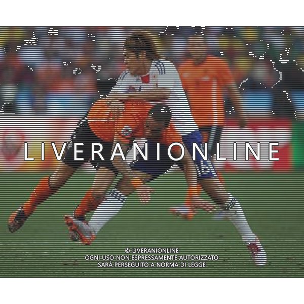 CALCIO SPORT 19.06.2010 coppa del mondo WM 2010 Sudafrica olanda giappone 2010 FIFA WORLD CUP SOUTH AFRICA, Match 25, NED-JPN, Netherlands-Japan, Niederlande, Holland-Japan, nella foto Gregory VAN DER WIEL, NED Yoshito OKUBO, JPN ph firo/ AG ALDO LIVERANI SAS ITALY ONLY
