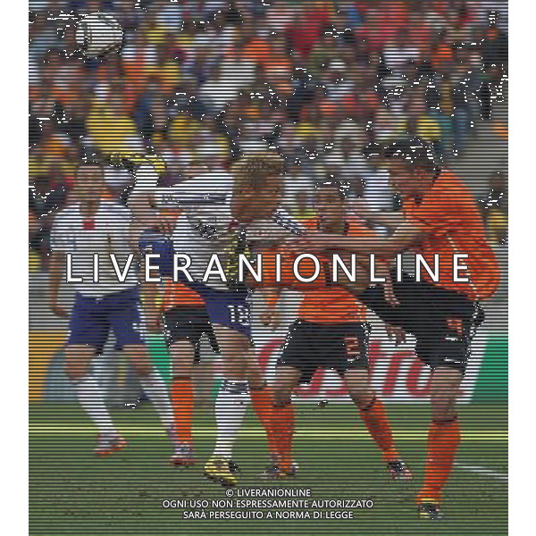 CALCIO SPORT 19.06.2010 coppa del mondo WM 2010 Sudafrica olanda giappone 2010 FIFA WORLD CUP SOUTH AFRICA, Match 25, NED-JPN, Netherlands-Japan, Niederlande, Holland-Japan, nella foto Keisuke HONDA, JPN gegen Robin VAN PERSIE, NED ph firo/ AG ALDO LIVERANI SAS ITALY ONLY