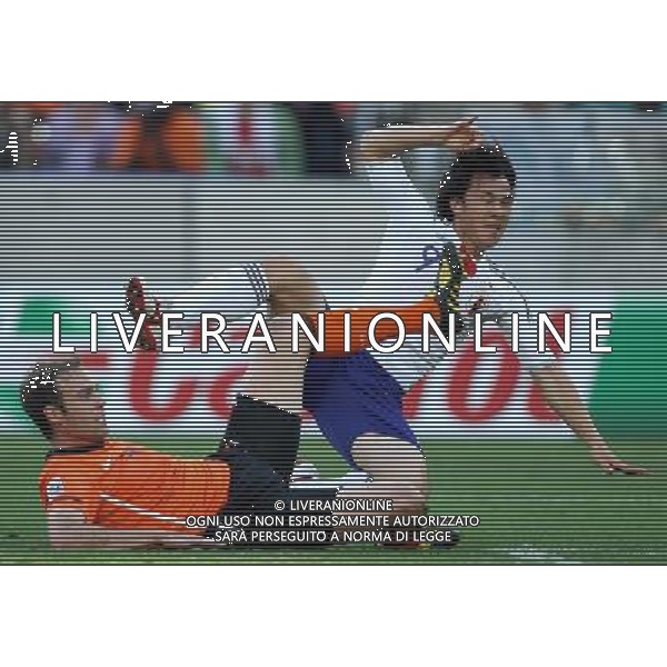 CALCIO SPORT 19.06.2010 coppa del mondo WM 2010 Sudafrica olanda giappone 2010 FIFA WORLD CUP SOUTH AFRICA, Match 25, NED-JPN, Netherlands-Japan, Niederlande, Holland-Japan, nella foto Joris MATHIJSEN, NED gegen Shinji OKAZAKI, JPN ph firo/ AG ALDO LIVERANI SAS ITALY ONLY