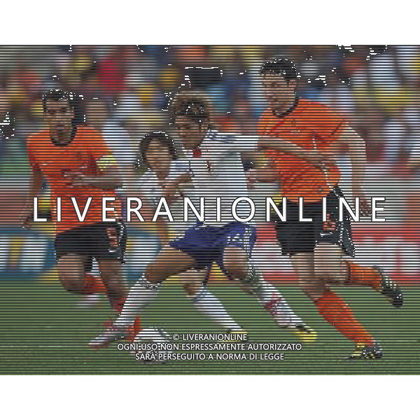 CALCIO SPORT 19.06.2010 coppa del mondo WM 2010 Sudafrica olanda giappone 2010 FIFA WORLD CUP SOUTH AFRICA, Match 25, NED-JPN, Netherlands-Japan, Niederlande, Holland-Japan, nella foto Mark VAN BOMMEL, NED, rechts gegen Yoshito OKUBO, JPN ph firo/ AG ALDO LIVERANI SAS ITALY ONLY