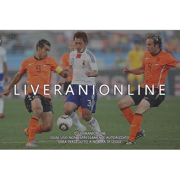 CALCIO SPORT 19.06.2010 coppa del mondo WM 2010 Sudafrica olanda giappone 2010 FIFA WORLD CUP SOUTH AFRICA, Match 25, NED-JPN, Netherlands-Japan, Niederlande, Holland-Japan, nella foto Giovanni VAN BRONCKHORST, NED, links, Joris MATHIJSEN, NED, rechts gegen Yuichi KOMANO, JPN ph firo/ AG ALDO LIVERANI SAS ITALY ONLY