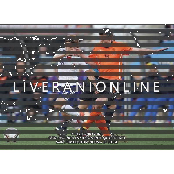 CALCIO SPORT 19.06.2010 coppa del mondo WM 2010 Sudafrica olanda giappone 2010 FIFA WORLD CUP SOUTH AFRICA, Match 25, NED-JPN, Netherlands-Japan, Niederlande, Holland-Japan, nella foto Yoshito OKUBO, JPN gegen Robin VAN PERSIE, NED ph firo/ AG ALDO LIVERANI SAS ITALY ONLY