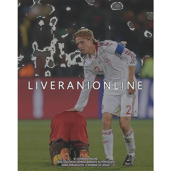 Fifa World Cup Sud Africa 2010 Match #26 Tshwane/Pretoria (Lotus Versfeld Stadium) - 19.06.2010 Camerun-Danimarca Nella Foto:poulsen christian consola aboubakar a fine partita /Ph.Vitez-Ag. Aldo Liverani