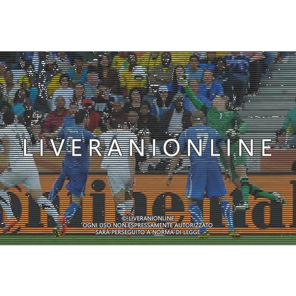 Fifa World Cup Sud Africa 2010 Match #28 Nelspruit (Mbombela Stadium) - 20.06.2010 Italia-Nuova Zelanda Nella Foto:paston anticipa iaquinta /Ph.Vitez-Ag. Aldo Liverani