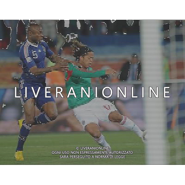 (100618) -- POLOKWANE, June 18, 2010 -- Mexico\'s Giovani Dos Santos (R) vies with France\'s William Gallas during a 2010 World Cup Group A match at the Peter Mokaba stadium in Polokwan, South Africa, on June 17, 2010. Mexico won 2-0. Li Ga) (kh) ©Photoshot/Agenzia Aldo Liverani Sas - ITALY ONLY: FRANCIA - MESSICO FIFA WORLD CUP CAMPIONATI MONDIALI SUD AFRICA 2010
