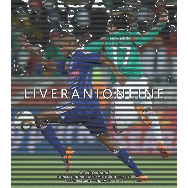 (100618) -- POLOKWANE, June 18, 2010 -- Mexico\'s Giovani Dos Santos (R) vies with France\'s Eric Abidal during a 2010 World Cup Group A match at the Peter Mokaba stadium in Polokwan, South Africa, on June 17, 2010. Mexico won 2-0. Li Ga) (kh) ©Photoshot/Agenzia Aldo Liverani Sas - ITALY ONLY: FRANCIA - MESSICO FIFA WORLD CUP CAMPIONATI MONDIALI SUD AFRICA 2010