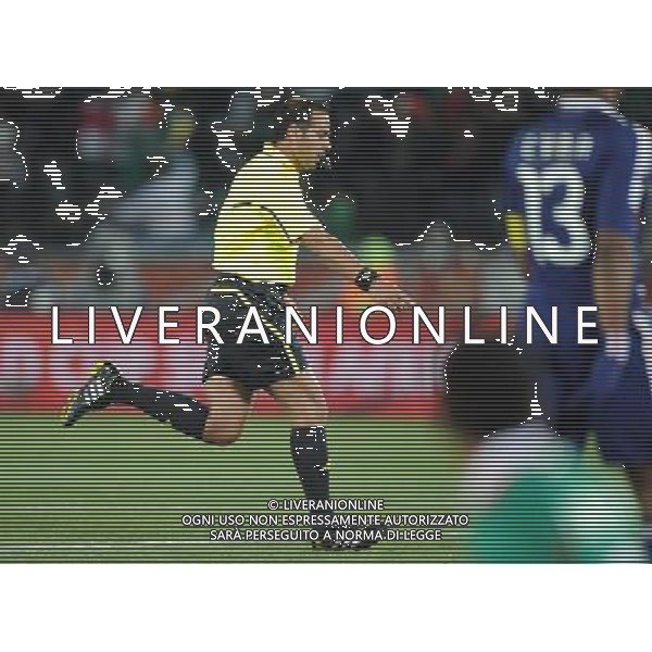 (100618) -- POLOKWANE, June 18, 2010 -ARBITRO INDICA IL CALCIO DI RIGORE- Referee Khalil Al Ghamdi of Saudi Arabia gives Mexico a penalty shot during a 2010 World Cup Group A match between Mexico and France at the Peter Mokaba stadium in Polokwan, South Africa, on June 17, 2010. Mexico won 2-0. Li Ga) (kh) ©Photoshot/Agenzia Aldo Liverani Sas - ITALY ONLY: FRANCIA - MESSICO FIFA WORLD CUP CAMPIONATI MONDIALI SUD AFRICA 2010