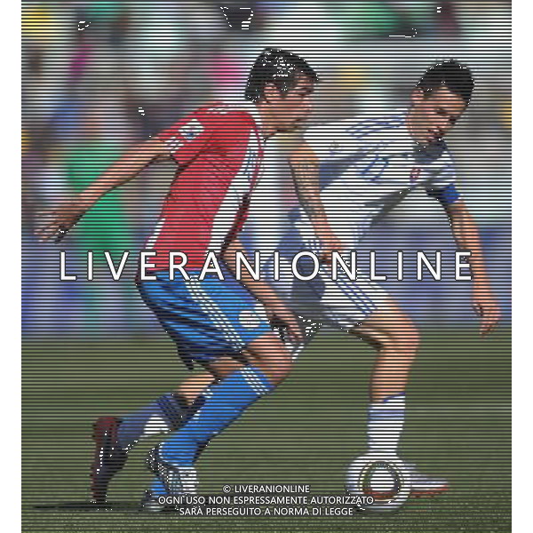 (100620) -- BLOEMFONTEIN, June 20, 2010 () -- Paraguay\'s Victor Caceres (L) breaks through during the 2010 World Cup Group F football match against Slovakia at Free State Stadium in Bloemfontein, South Africa, on June 20, 2010. (/Li Ga)(kh) ©Photoshot/Agenzia Aldo Liverani Sas - ITALY ONLY: PARAGUAY - SLOVACCHIA FIFA WORLD CUP CAMPIONATI MONDIALI SUD AFRICA 2010