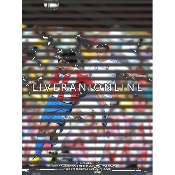 (100620) -- BLOEMFONTEIN, June 20, 2010 () -- Paraguay\'s Nelson Valdez (L) vies with Slovakia\'s Zdenko Strba during the 2010 World Cup Group F football match at Free State Stadium in Bloemfontein, South Africa, on June 20, 2010. (/Li Ga)(kh) ©Photoshot/Agenzia Aldo Liverani Sas - ITALY ONLY: PARAGUAY - SLOVACCHIA FIFA WORLD CUP CAMPIONATI MONDIALI SUD AFRICA 2010