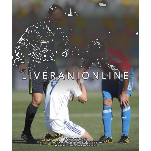 (100620) -- BLOEMFONTEIN, June 20, 2010 () -- Slovakia\'s Stanislav Sestak (C) is injured during the 2010 World Cup Group F football match against Paraguay at Free State Stadium in Bloemfontein, South Africa, on June 20, 2010. (/Li Ga)(kh) ©Photoshot/Agenzia Aldo Liverani Sas - ITALY ONLY: PARAGUAY - SLOVACCHIA FIFA WORLD CUP CAMPIONATI MONDIALI SUD AFRICA 2010