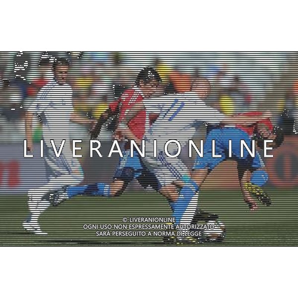 (100620) -- BLOEMFONTEIN, June 20, 2010 () -- Slovakia\'s Robert Vittek (2nd R) breaks through during the 2010 World Cup Group F football match against Paraguay at Free State Stadium in Bloemfontein, South Africa, on June 20, 2010. (/Li Ga)(kh) ©Photoshot/Agenzia Aldo Liverani Sas - ITALY ONLY: PARAGUAY - SLOVACCHIA FIFA WORLD CUP CAMPIONATI MONDIALI SUD AFRICA 2010