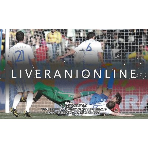 (100620) -- BLOEMFONTEIN, June 20, 2010 () -- Paraguay\'s Enrique Vera (Red) shoots and scores during the 2010 World Cup Group F football match against Slovakia at Free State Stadium in Bloemfontein, South Africa, on June 20, 2010. (/Li Ga)(kh) ©Photoshot/Agenzia Aldo Liverani Sas - ITALY ONLY: PARAGUAY - SLOVACCHIA FIFA WORLD CUP CAMPIONATI MONDIALI SUD AFRICA 2010