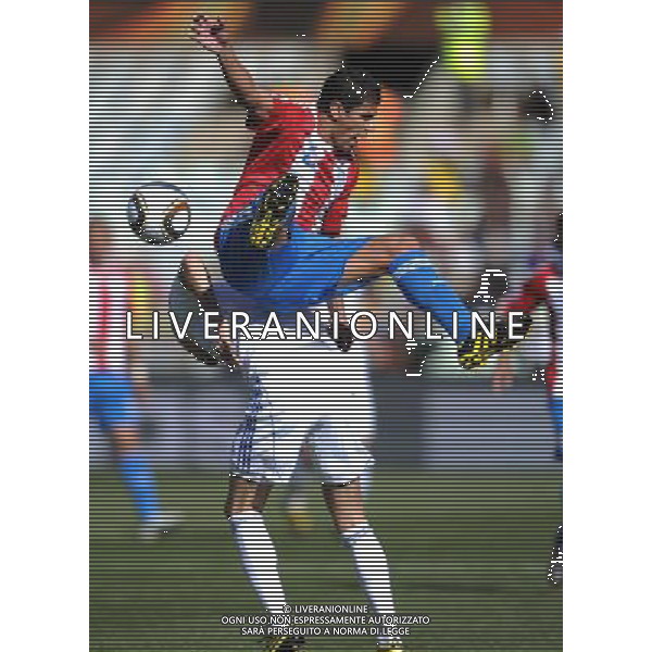 (100620) -- BLOEMFONTEIN, June 20, 2010 () -- Paraguay\'s Carlos Bonet (Top) vies for the ball during the 2010 World Cup Group F football match against Slovakia at Free State Stadium in Bloemfontein, South Africa, on June 20, 2010. (/Li Ga)(kh) ©Photoshot/Agenzia Aldo Liverani Sas - ITALY ONLY: PARAGUAY - SLOVACCHIA FIFA WORLD CUP CAMPIONATI MONDIALI SUD AFRICA 2010