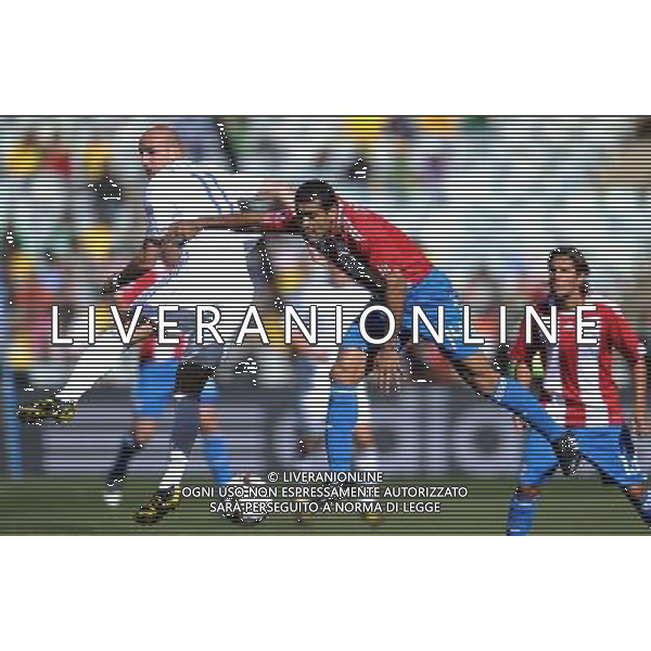 (100620) -- BLOEMFONTEIN, June 20, 2010 () -- Paraguay\'s Paulo Da Silva (R) vies with Slovakia\'s Robert Vittek during the 2010 World Cup Group F football match at Free State Stadium in Bloemfontein, South Africa, on June 20, 2010. (/Li Ga)(kh) ©Photoshot/Agenzia Aldo Liverani Sas - ITALY ONLY: PARAGUAY - SLOVACCHIA FIFA WORLD CUP CAMPIONATI MONDIALI SUD AFRICA 2010