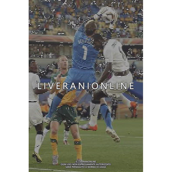 FIFA WORLD CUP SUD AFRICA 2010 MATCH 24 GROUPE D 19 JUNE RUSTENBURG ROYAL BAFOKENG STADIUM GHANA vs AUSTRALIA nella foto: MARK SCHWARZER - Jonathan Mensah FOT. ADAM ADAMUS/NEWSPIX.PL - Ag. Aldo Liverani sas ITALY ONLY GHANA - AUSTRALIA FIFA WORLD CUP CAMPIONATI MONDIALI SUD AFRICA 2010 