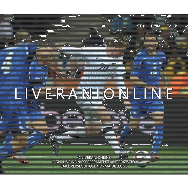 (100620) -- NELSPRUIT, June 20, 2010 () -- New Zealand\'s Chris Wood (C) breaks through during the 2010 World Cup Group F football match against Italy at Mbombela stadium in Nelspruit, South Africa, on June 20, 2010. (/Guo Yong) ©Photoshoit/Agenzia Aldo Liverani Sas - ITALY ONLY: ITALIA - NUOVA ZELANDA FIFA WORLD CUP CAMPIONATI MONDIALI SUD AFRICA 2010