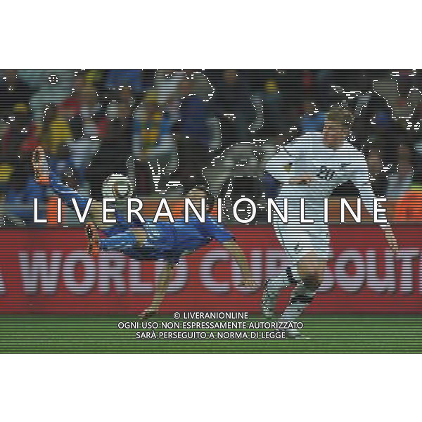 (100620) -- NELSPRUIT, June 20, 2010 () -- Italy\'s Gianluca Zambrotta (L) vies for the ball during the 2010 World Cup Group F football match against New Zealand at Mbombela stadium in Nelspruit, South Africa, on June 20, 2010. (/Guo Yong)(kh) ©Photoshoit/Agenzia Aldo Liverani Sas - ITALY ONLY: ITALIA - NUOVA ZELANDA FIFA WORLD CUP CAMPIONATI MONDIALI SUD AFRICA 2010