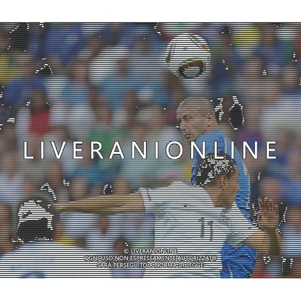 (100620) -- NELSPRUIT, June 20, 2010 () -- Italy\'s Simone Pepe (Top) vies with New Zealand\'s Leo Bertos during the 2010 World Cup Group F football match at Mbombela stadium in Nelspruit, South Africa, on June 20, 2010. (/Guo Yong)(kh) ©Photoshoit/Agenzia Aldo Liverani Sas - ITALY ONLY: ITALIA - NUOVA ZELANDA FIFA WORLD CUP CAMPIONATI MONDIALI SUD AFRICA 2010