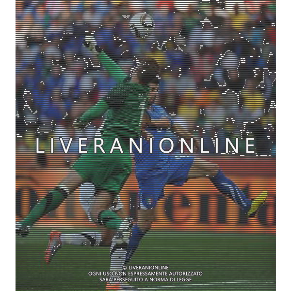 (100620) -- NELSPRUIT, June 20, 2010 () -- New Zealand\'s goalkeeper Mark Paston (L) hits a shooting during the 2010 World Cup Group F football match against Italy at Mbombela stadium in Nelspruit, South Africa, on June 20, 2010. (/Guo Yong)(kh) ©Photoshoit/Agenzia Aldo Liverani Sas - ITALY ONLY: ITALIA - NUOVA ZELANDA FIFA WORLD CUP CAMPIONATI MONDIALI SUD AFRICA 2010