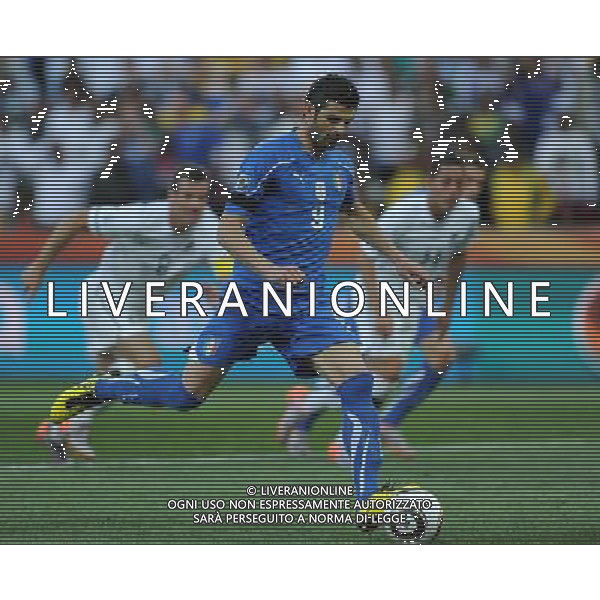 (100620) -- NELSPRUIT, June 20, 2010 () -il gol su rigore- Italy\'s Vincenzo Iaquinta scores a penalty kick during the 2010 World Cup Group F football match against New Zealand at Mbombela stadium in Nelspruit, South Africa, on June 20, 2010. (/Guo Yong)(kh) ©Photoshoit/Agenzia Aldo Liverani Sas - ITALY ONLY: ITALIA - NUOVA ZELANDA FIFA WORLD CUP CAMPIONATI MONDIALI SUD AFRICA 2010