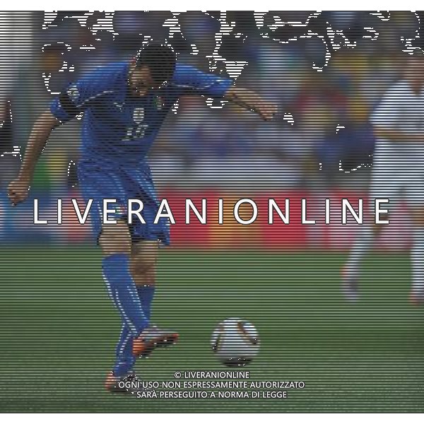 (100620) -- NELSPRUIT, June 20, 2010 () -- Italy\'s Gianluca Zambrotta controls the ball during the 2010 World Cup Group F football match against New Zealand at Mbombela stadium in Nelspruit, South Africa, on June 20, 2010. (/Guo Yong)(kh) ©Photoshoit/Agenzia Aldo Liverani Sas - ITALY ONLY: ITALIA - NUOVA ZELANDA FIFA WORLD CUP CAMPIONATI MONDIALI SUD AFRICA 2010