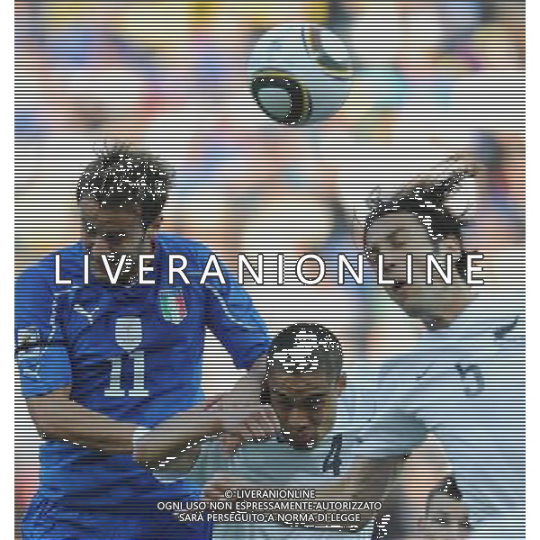 (100620) -- NELSPRUIT, June 20, 2010 () -- Italy\'s Alberto Gilardino (L) vies with New Zealand\'s Winston Reid (C) and Ivan Vicelich during the 2010 World Cup Group F football match at Mbombela stadium in Nelspruit, South Africa, on June 20, 2010. (/Guo Yong)(kh) ©Photoshoit/Agenzia Aldo Liverani Sas - ITALY ONLY: ITALIA - NUOVA ZELANDA FIFA WORLD CUP CAMPIONATI MONDIALI SUD AFRICA 2010