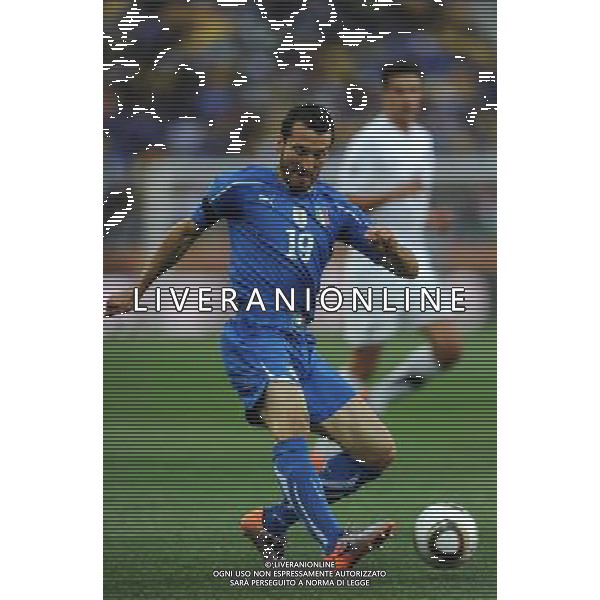(100620) -- NELSPRUIT, June 20, 2010 () -- Italy\'s Gianluca Zambrotta controls the ball during the 2010 World Cup Group F football match against New Zealand at Mbombela stadium in Nelspruit, South Africa, on June 20, 2010. (/Guo Yong)(kh) ©Photoshoit/Agenzia Aldo Liverani Sas - ITALY ONLY: ITALIA - NUOVA ZELANDA FIFA WORLD CUP CAMPIONATI MONDIALI SUD AFRICA 2010