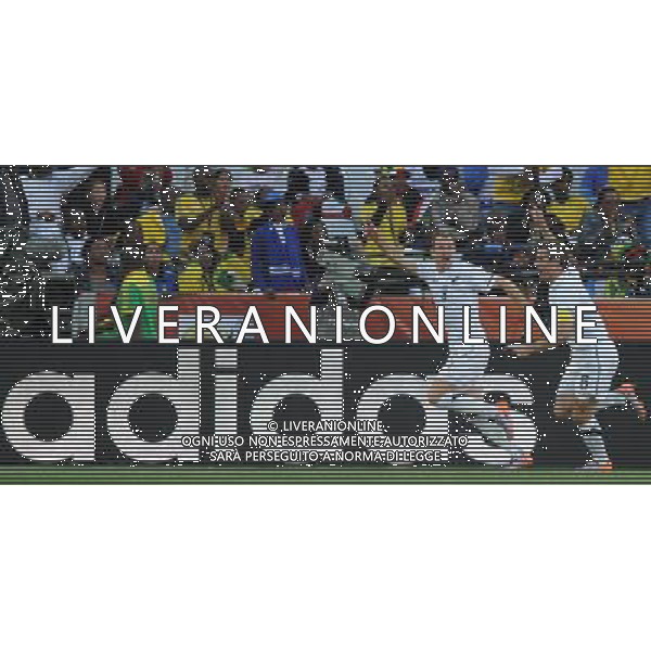 (100620) -- NELSPRUIT, June 20, 2010 () -- New Zealand\'s Shane Smeltz (L) celebrates his goal during the 2010 World Cup Group F football match at at Mbombela stadium in Nelspruit, South Africa, on June 20, 2010. (/Guo Yong)(kh) ©Photoshoit/Agenzia Aldo Liverani Sas - ITALY ONLY: ITALIA - NUOVA ZELANDA FIFA WORLD CUP CAMPIONATI MONDIALI SUD AFRICA 2010