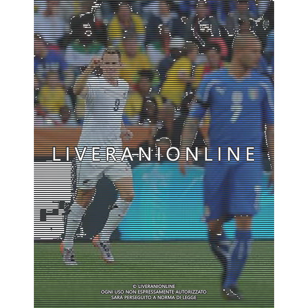 (100620) -- NELSPRUIT, June 20, 2010 () -- New Zealand\'s Shane Smeltz (L) celebrates his scoring during the 2010 World Cup Group F football match at at Mbombela stadium in Nelspruit, South Africa, on June 20, 2010. (/Guo Yong) ©Photoshoit/Agenzia Aldo Liverani Sas - ITALY ONLY: ITALIA - NUOVA ZELANDA FIFA WORLD CUP CAMPIONATI MONDIALI SUD AFRICA 2010