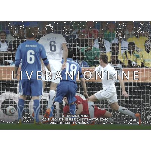 (100620) -- NELSPRUIT, June 20, 2010 () -- New Zealand\'s Shane Smeltz (R) scores during the 2010 World Cup Group F football match at at Mbombela stadium in Nelspruit, South Africa, on June 20, 2010. (/Guo Yong)(kh) ©Photoshoit/Agenzia Aldo Liverani Sas - ITALY ONLY: ITALIA - NUOVA ZELANDA FIFA WORLD CUP CAMPIONATI MONDIALI SUD AFRICA 2010