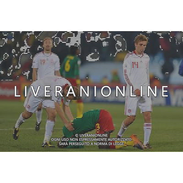 (100620) -- TSHWANE, June 20, 2010 () --Vincent Aboubakar of Cameroon(2nd R) kneels down on the field as a player of Denmark tries to console him after their 2010 World Cup Group E soccer match at Loftus Verfeld stadium in Tshwane, South Africa, on June 19, 2010. Denmark won 2-1. (/Yang Lei)(fym) ©Photoshot/Agenzia Aldo Liverani Sas - ITALY ONLY - CAMERUN - DANIMARCA FIFA WORLD CUP CAMPIONATI MONDIALI SUD AFRICA 2010