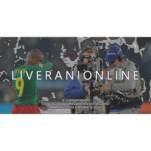 (100620) -- TSHWANE, June 20, 2010 () --Samuel Eto\'o of Cameroon(L) leaves after the 2010 World Cup Group E soccer match against Denmark at Loftus Verfeld stadium in Tshwane, South Africa, on June 19, 2010.Denmark won 2-1. (/Yang Lei)(fym) ©Photoshot/Agenzia Aldo Liverani Sas - ITALY ONLY - CAMERUN - DANIMARCA FIFA WORLD CUP CAMPIONATI MONDIALI SUD AFRICA 2010