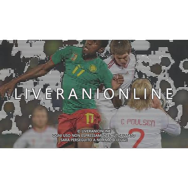 (100620) -- TSHWANE, June 20, 2010 () --Mohamadou Idrissou of Cameroon(L) vies with a player of Denmark during their 2010 World Cup Group E soccer match at Loftus Verfeld stadium in Tshwane, South Africa, on June 19, 2010.Denmark won 2-1. (/Yang Lei)(fym) ©Photoshot/Agenzia Aldo Liverani Sas - ITALY ONLY - CAMERUN - DANIMARCA FIFA WORLD CUP CAMPIONATI MONDIALI SUD AFRICA 2010