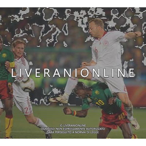 (100620) -- TSHWANE, June 20, 2010 () --Lars Jacobsen of Denmark(Top R) vies with Achille Emana of Cameroon(Bottom R) during their 2010 World Cup Group E soccer match at Loftus Verfeld stadium in Tshwane, South Africa, on June 19, 2010. Denmark won the match 2-1. (/Yang Lei)(fym) ©Photoshot/Agenzia Aldo Liverani Sas - ITALY ONLY - CAMERUN - DANIMARCA FIFA WORLD CUP CAMPIONATI MONDIALI SUD AFRICA 2010