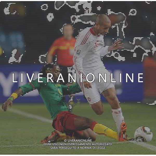 (100620) -- TSHWANE, June 20, 2010 () -- Cameroon\'s Rigobert Song (L) vies with Denmark\'s Simon Poulsen during their 2010 World Cup Group E soccer match at Loftus Versfeld stadium in Tshwane, South Africa, June 19, 2010. (/Wang Yuguo) (ly) ©Photoshot/Agenzia Aldo Liverani Sas - ITALY ONLY - CAMERUN - DANIMARCA FIFA WORLD CUP CAMPIONATI MONDIALI SUD AFRICA 2010
